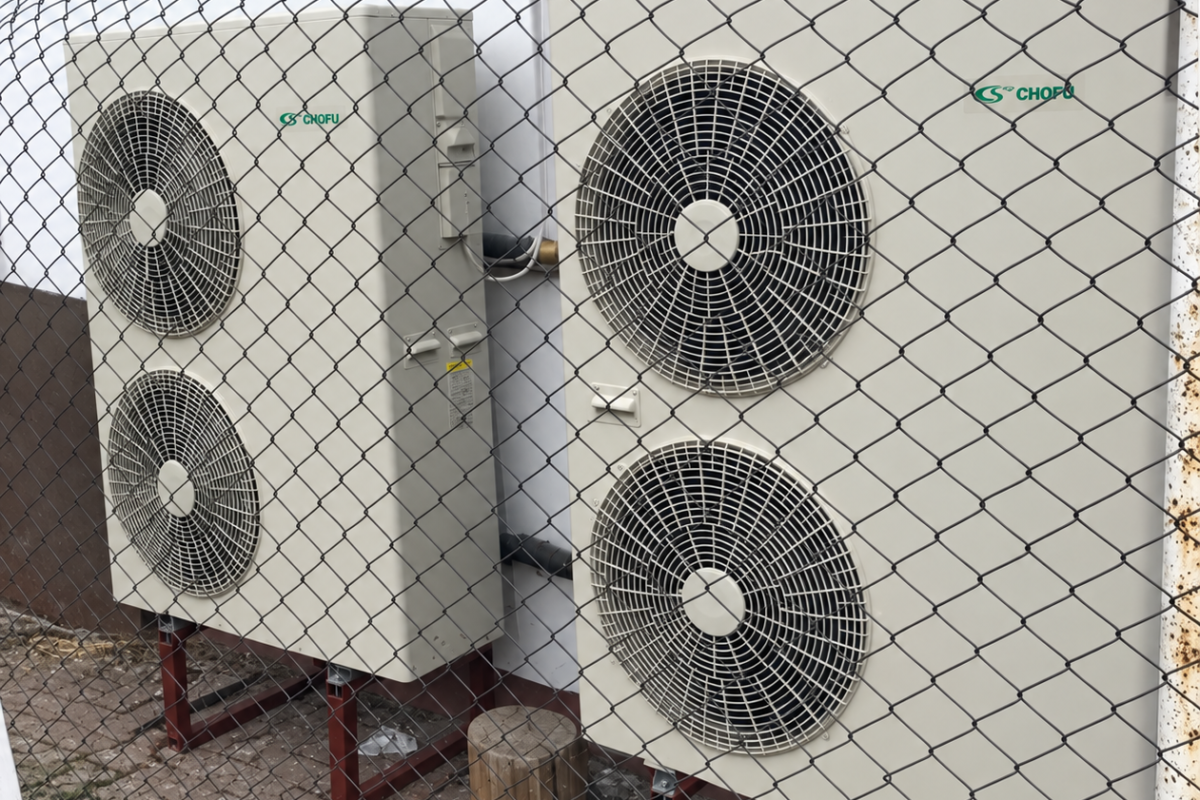 Hanul Pescarilor: Cele două pompe de căldură Chofu de 16 kW, montate pe latura de nord