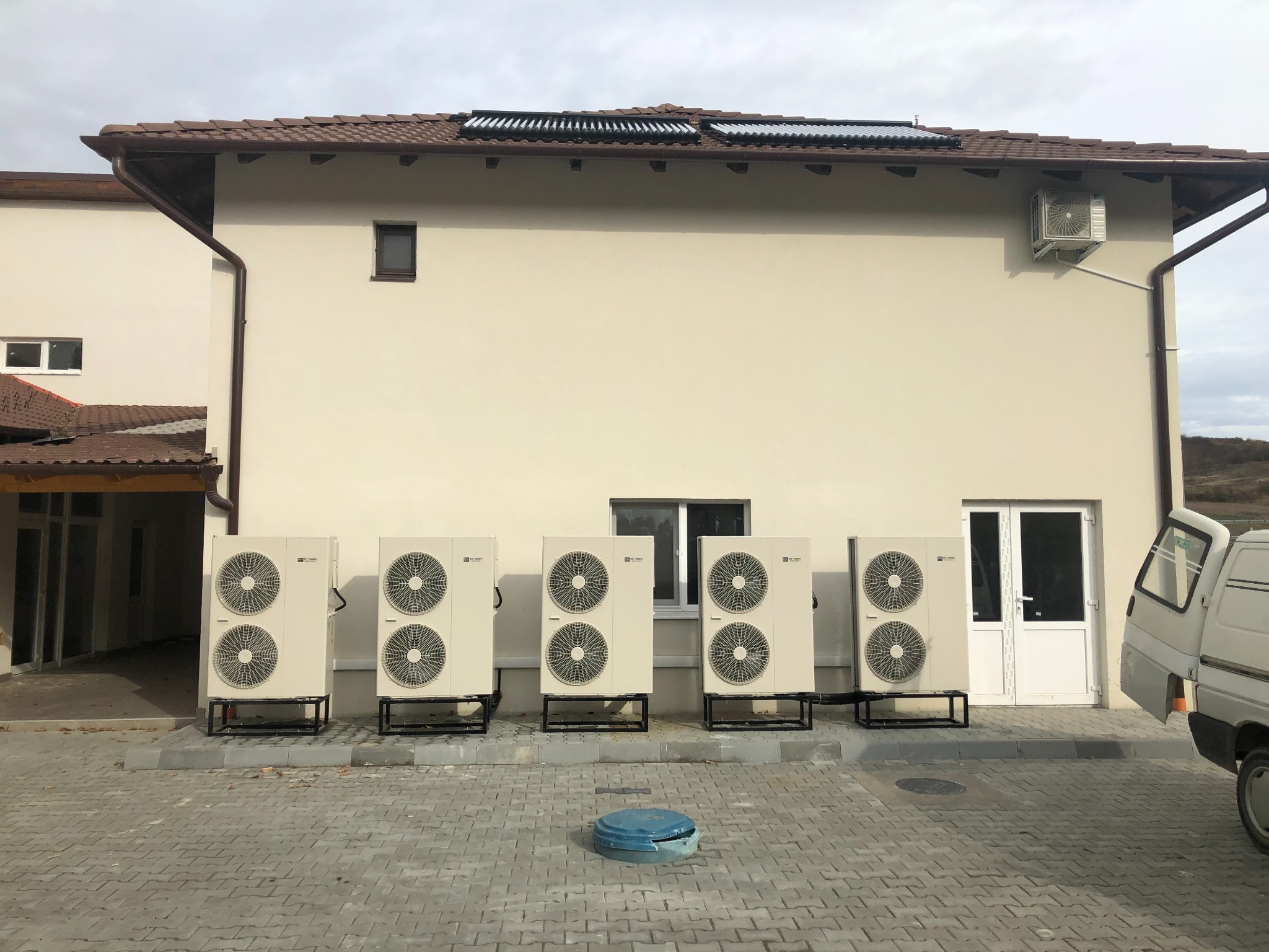 Hotel Restaurant Apoldu: Cele cinci pompe de căldură Chofu de 16 kW, instalate în cascadă la Hotel Restaurant Apoldu